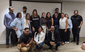 Periodistas y representantes de marcas que estarán en el Autofest 2026 sostuvieron un encuentro